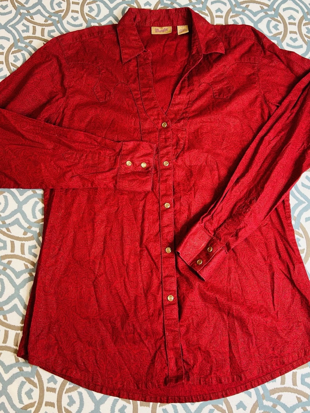 Wrangler women's red paisley cotton woven long sleeve button-up shirt